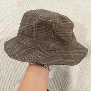 Bucket Hat Aritzia